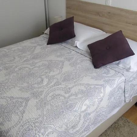 Konukevi Square Piazza 4*