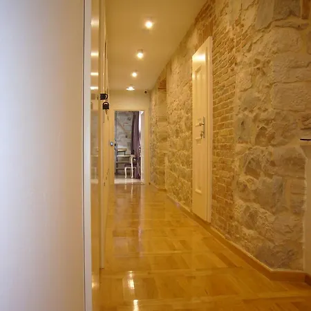 Гостьовий будинок Square Piazza 4*